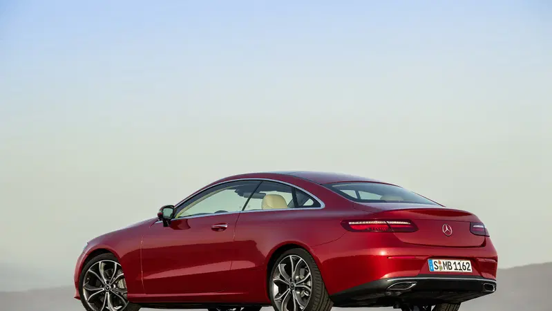 Nuova Mercedes Classe E coup&eacute; 2017: eccola in abiti sportivi. Arriva a Detroit [Video]