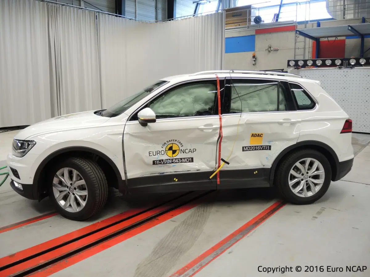 Toyota Prius, Hyundai Ioniq e Volkswagen Tiguan le migliori del 2016 per Euro NCAP (5)