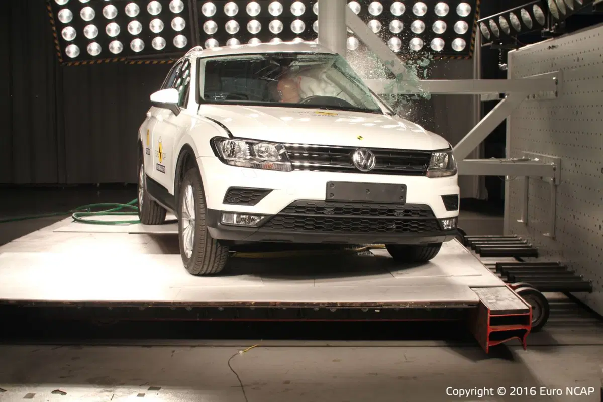 Toyota Prius, Hyundai Ioniq e Volkswagen Tiguan le migliori del 2016 per Euro NCAP (11)