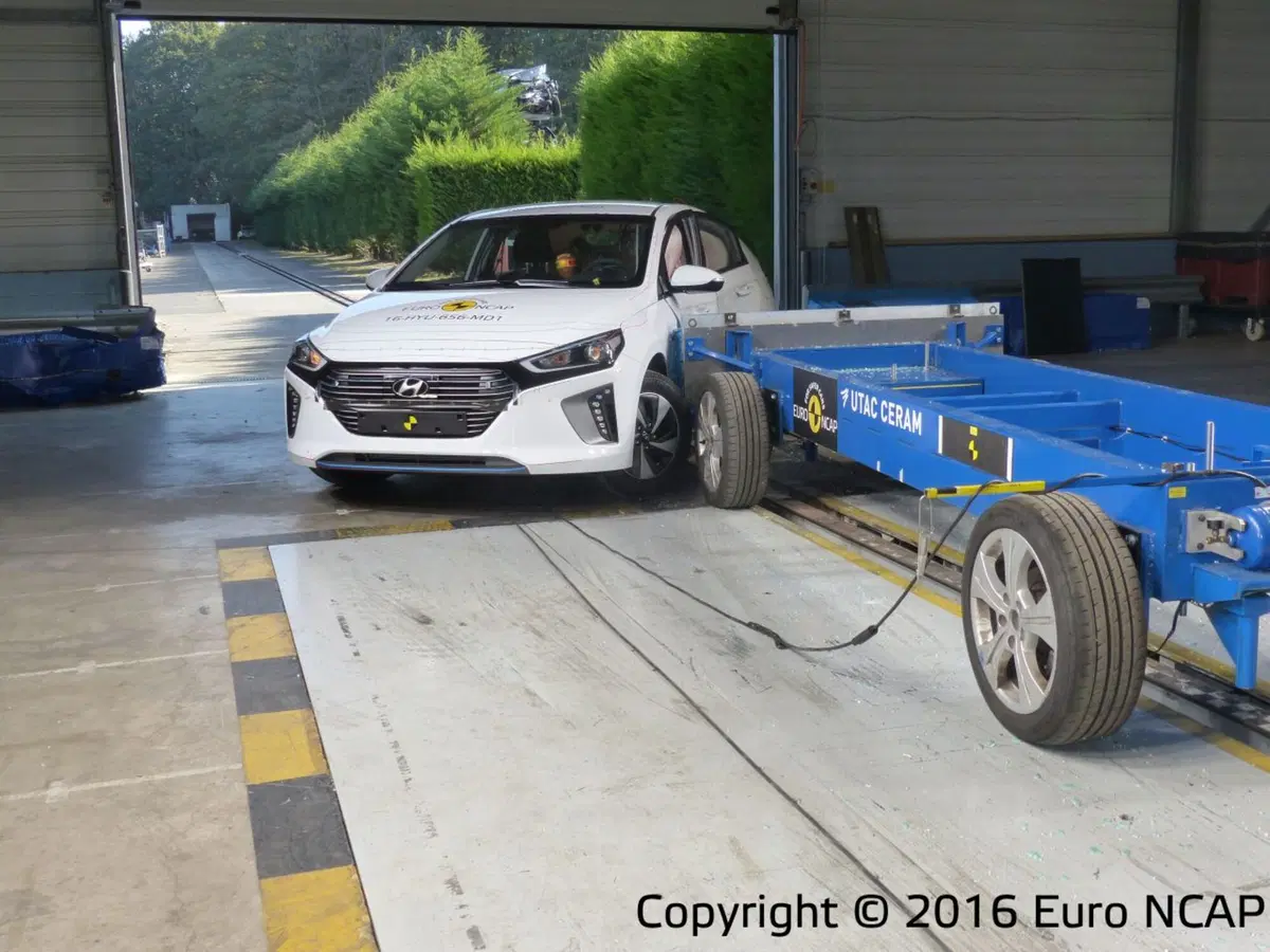 Toyota Prius, Hyundai Ioniq e Volkswagen Tiguan le migliori del 2016 per Euro NCAP (12)