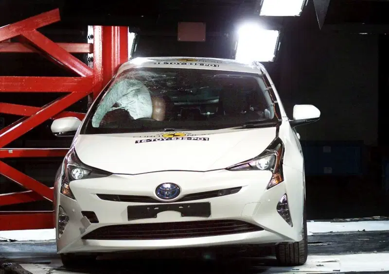 Toyota Prius, Hyundai Ioniq e Volkswagen Tiguan le migliori del 2016 per Euro NCAP [Video]