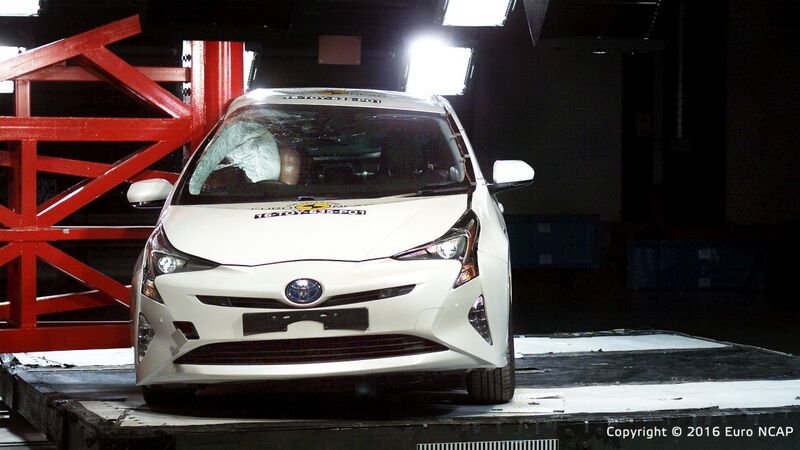 Toyota Prius, Hyundai Ioniq e Volkswagen Tiguan le migliori del 2016 per Euro NCAP [Video]