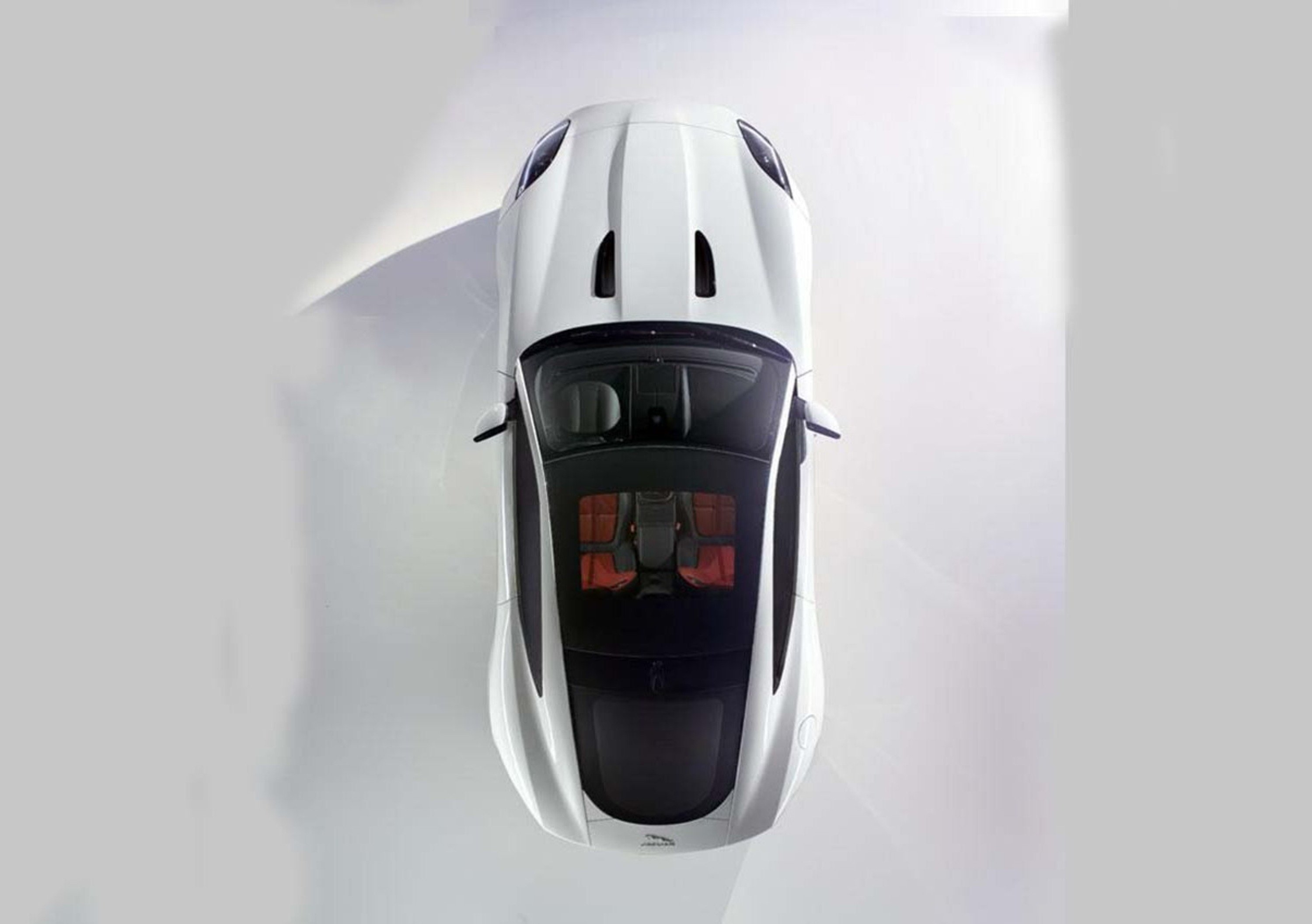 Jaguar F-Type Coup&eacute;: primo teaser ufficiale