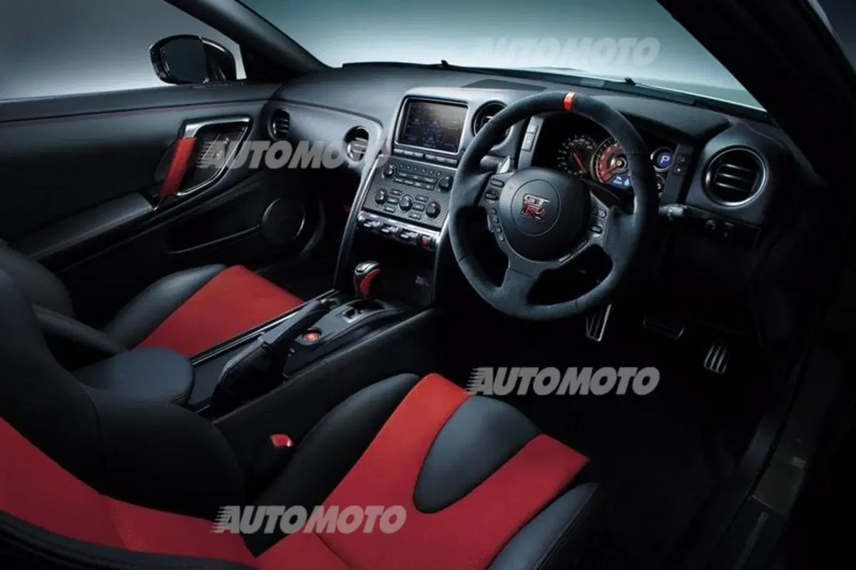 Nuova Nissan GT-R Nismo (7)