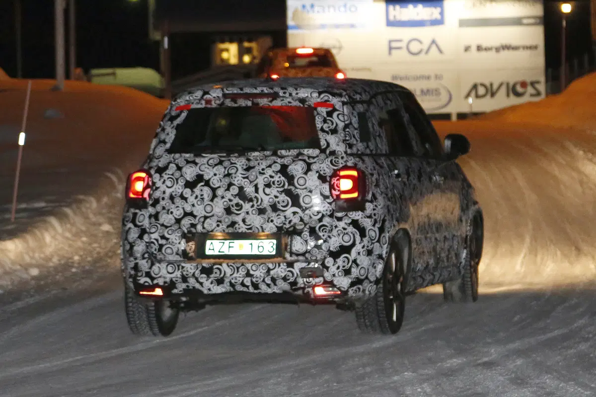 Fiat 500L restyling: beccata sulla neve, ecco le foto spia (5)