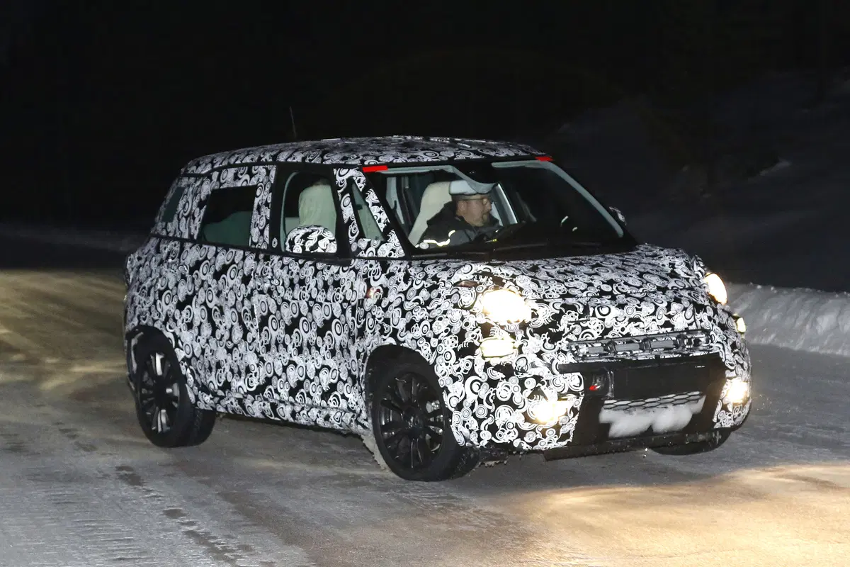Fiat 500L restyling: beccata sulla neve, ecco le foto spia (2)