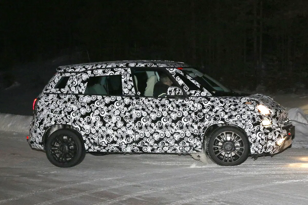Fiat 500L restyling: beccata sulla neve, ecco le foto spia (3)