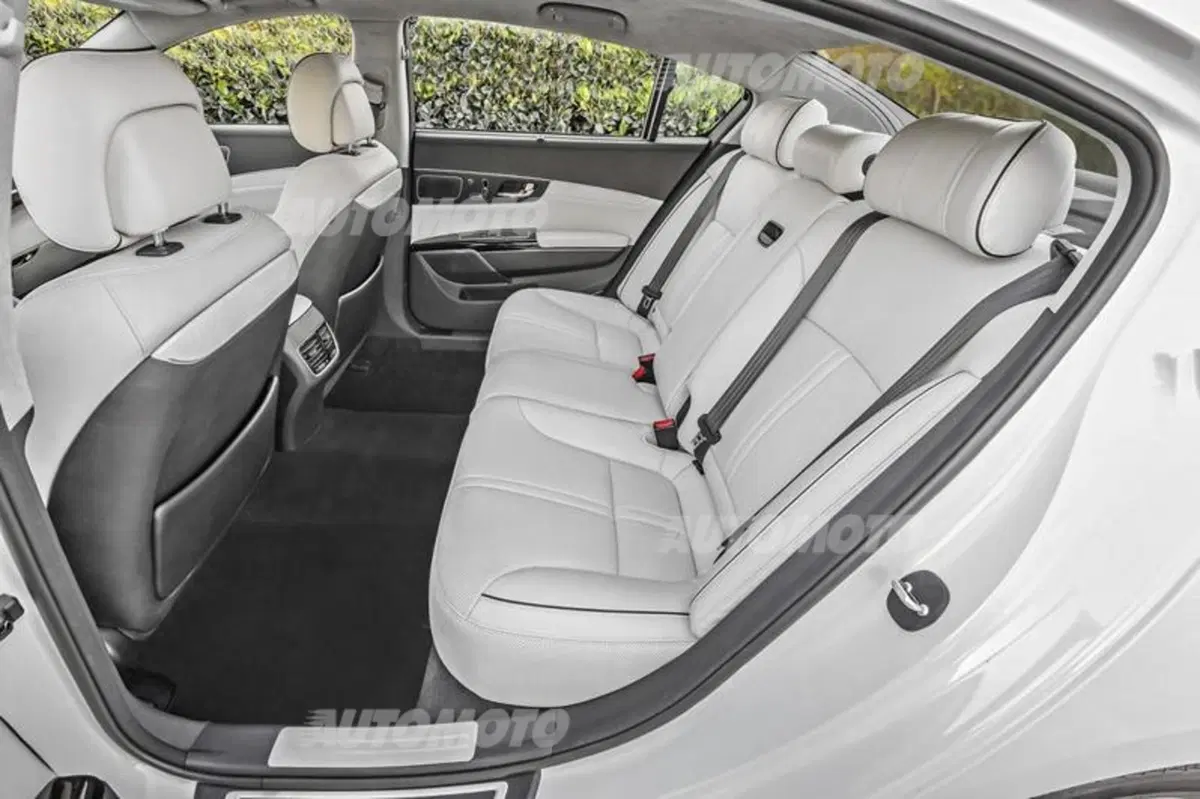 Kia K900: l'ammiraglia extra lusso parla coreano (16)