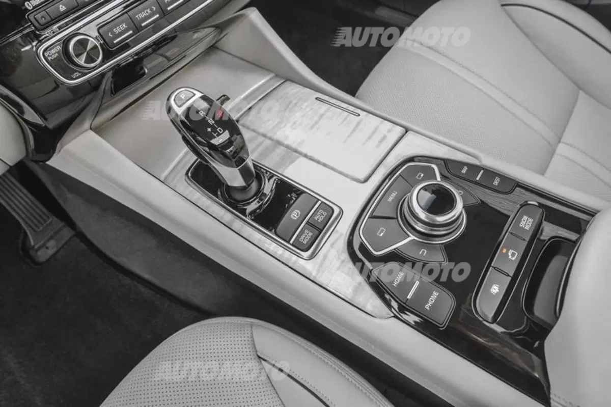 Kia K900: l'ammiraglia extra lusso parla coreano (17)