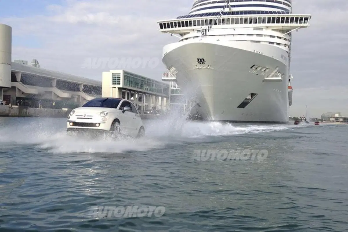 Delle Fiat 500 galleggianti salutano la MSC Divina a Miami