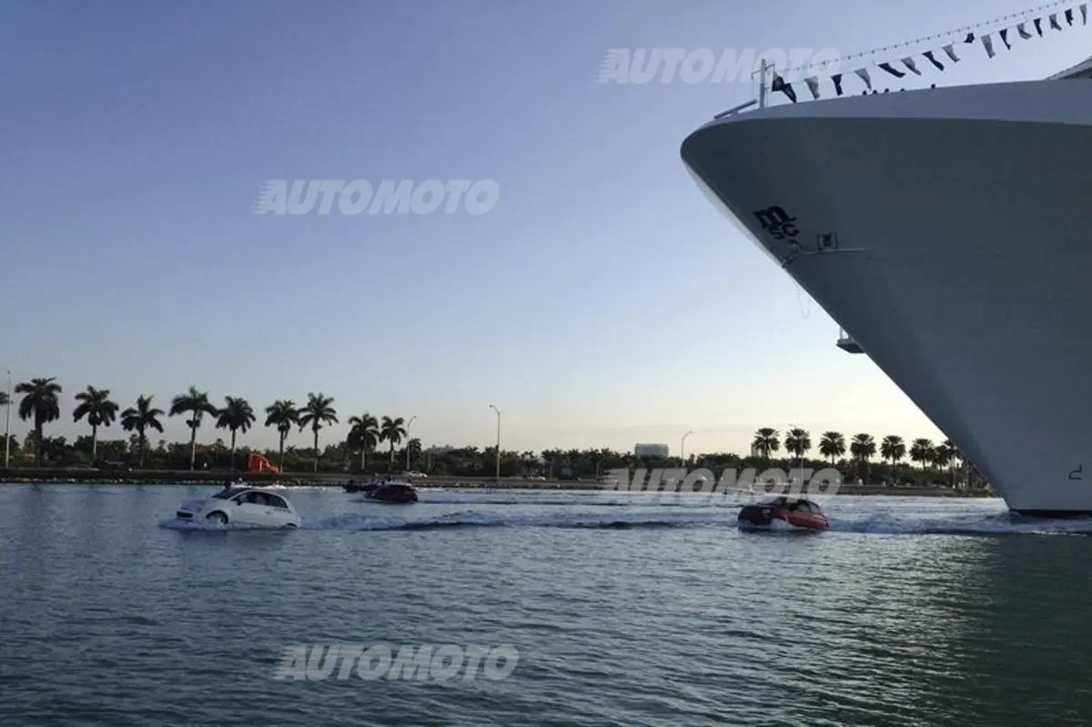 Delle Fiat 500 galleggianti salutano la MSC Divina a Miami (3)