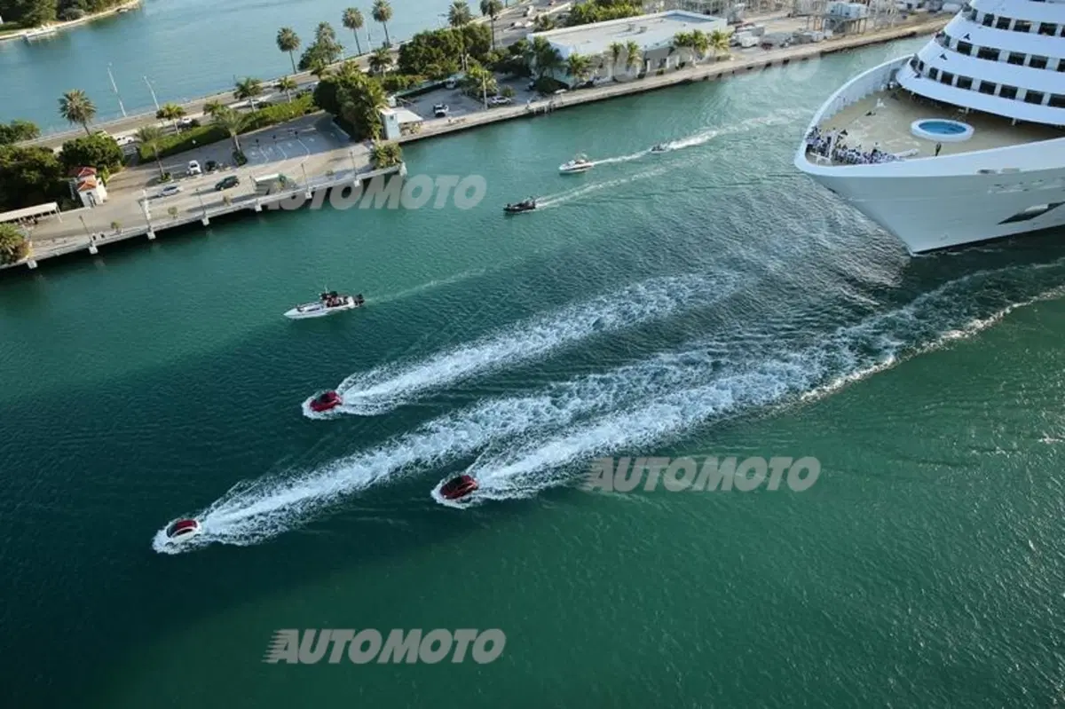 Delle Fiat 500 galleggianti salutano la MSC Divina a Miami (4)