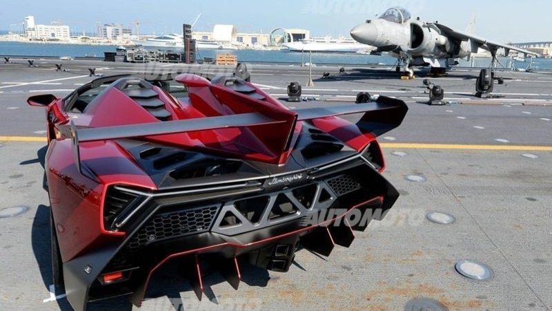 Lamborghini Veneno Roadster: presentata sulla portaerei Cavour