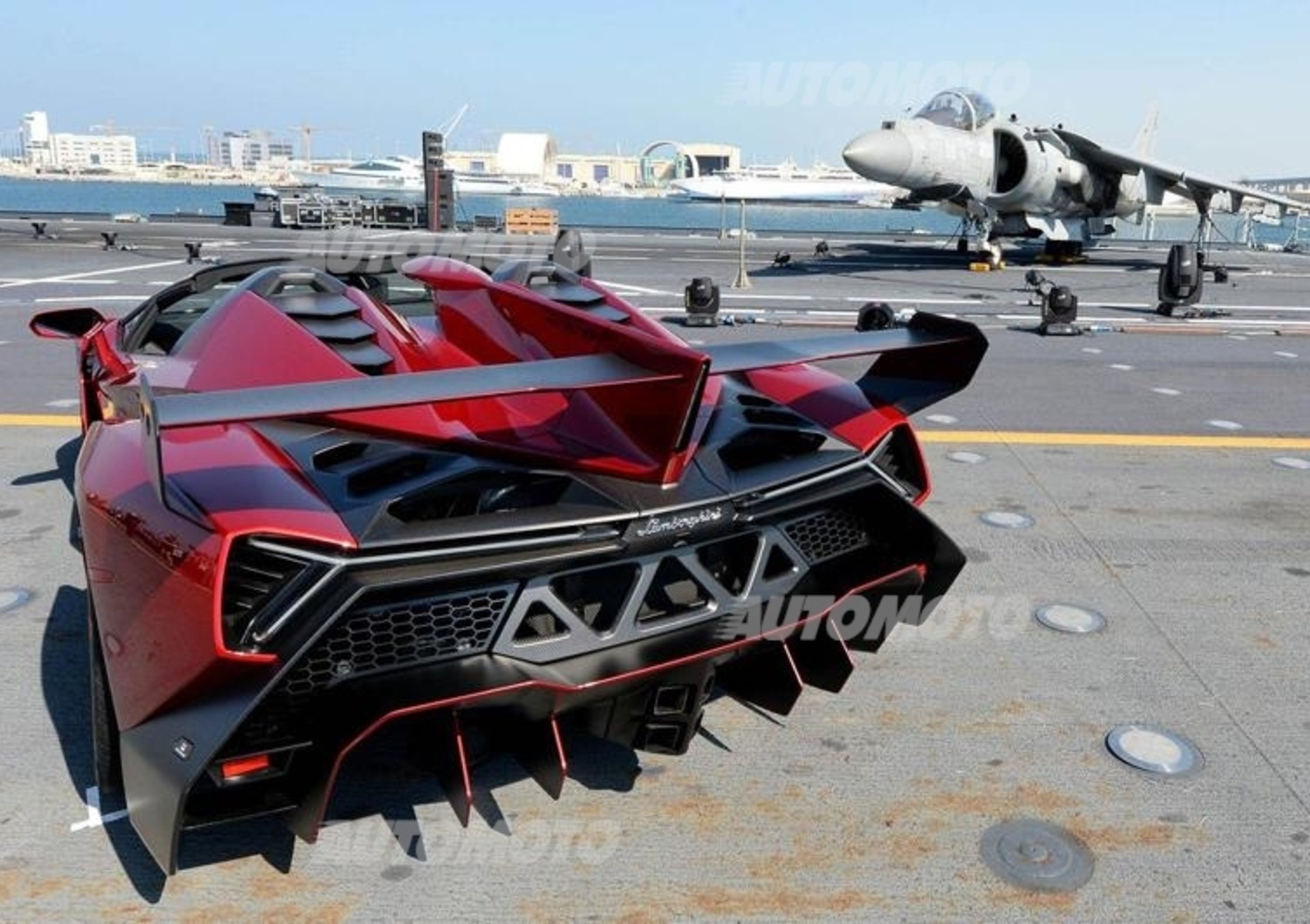 Lamborghini Veneno Roadster: presentata sulla portaerei Cavour