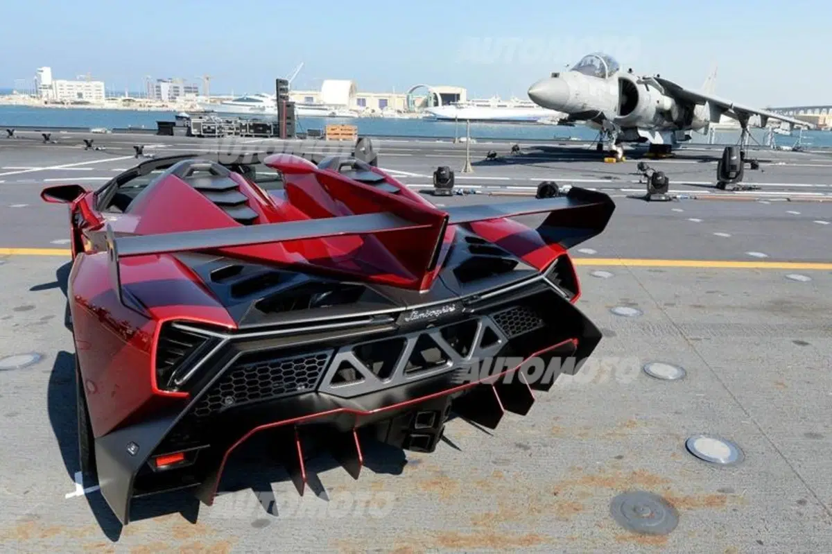 Lamborghini Veneno Roadster: presentata sulla portaerei Cavour (2)