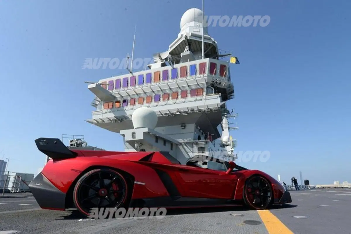 Lamborghini Veneno Roadster: presentata sulla portaerei Cavour (3)