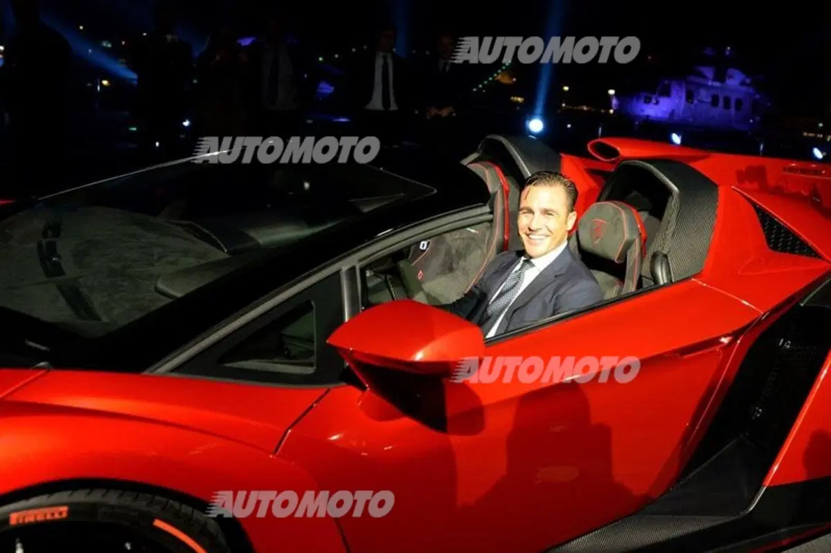 Lamborghini Veneno Roadster: presentata sulla portaerei Cavour (5)