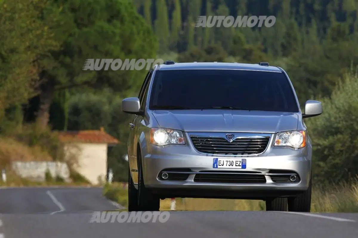 Lancia Voyager 2.8 L diesel 177 CV (8)