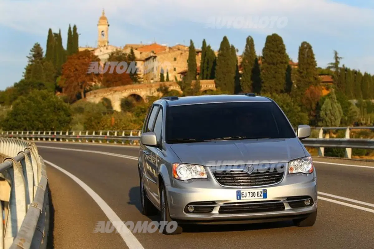 Lancia Voyager 2.8 L diesel 177 CV (10)