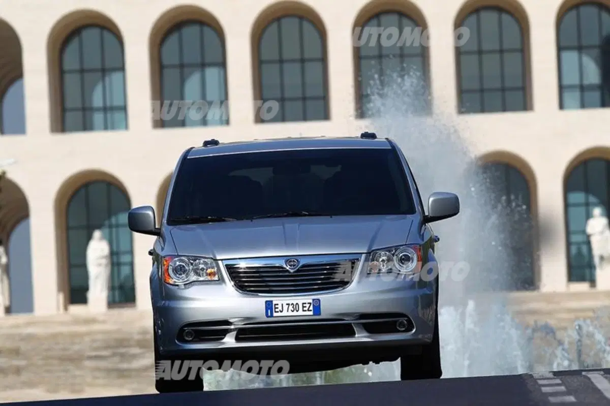 Lancia Voyager 2.8 L diesel 177 CV (12)