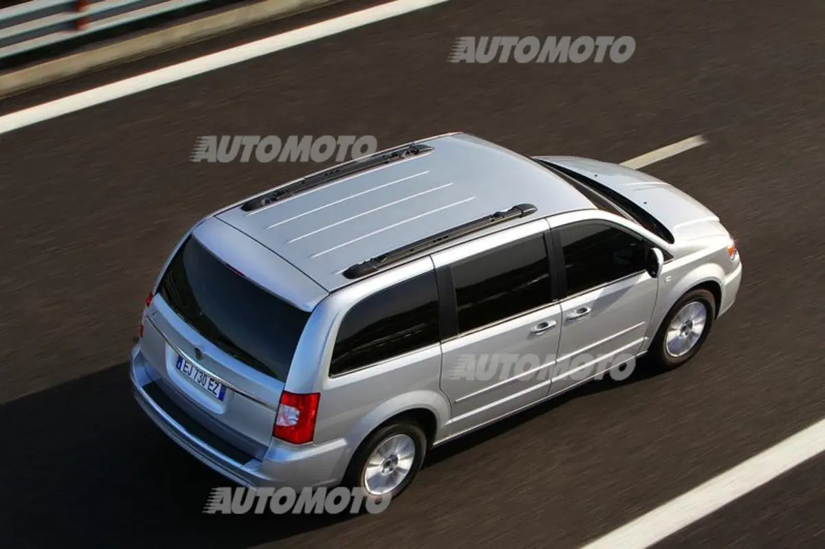 Lancia Voyager 2.8 L diesel 177 CV (14)