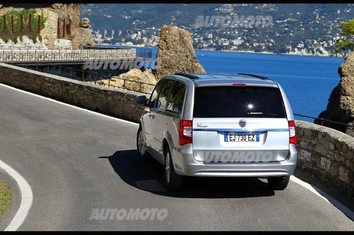 Lancia Voyager 2.8 L diesel 177 CV (18)