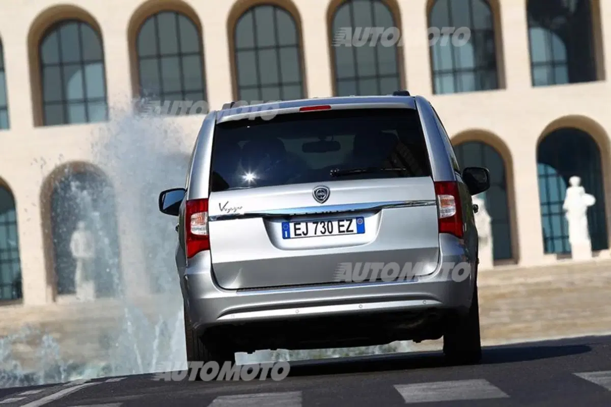 Lancia Voyager 2.8 L diesel 177 CV (22)