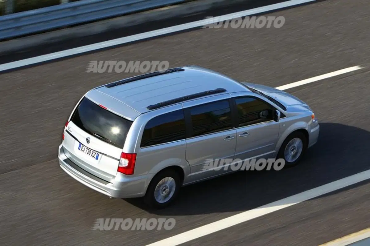 Lancia Voyager 2.8 L diesel 177 CV (24)