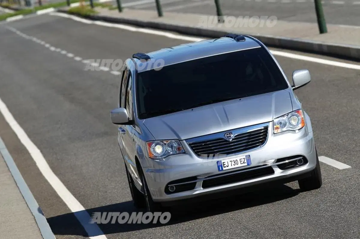 Lancia Voyager 2.8 L diesel 177 CV (25)