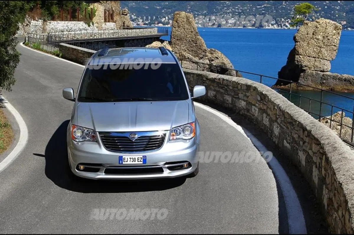 Lancia Voyager 2.8 L diesel 177 CV (27)