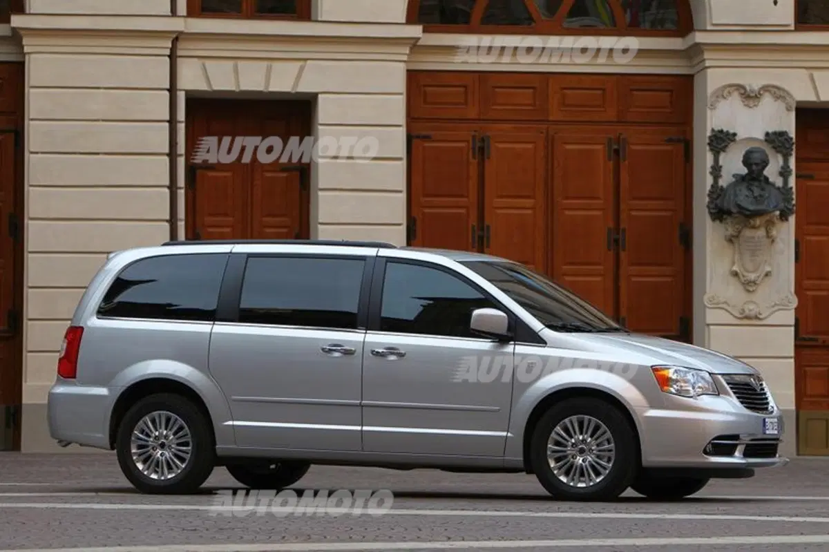 Lancia Voyager 2.8 L diesel 177 CV (29)
