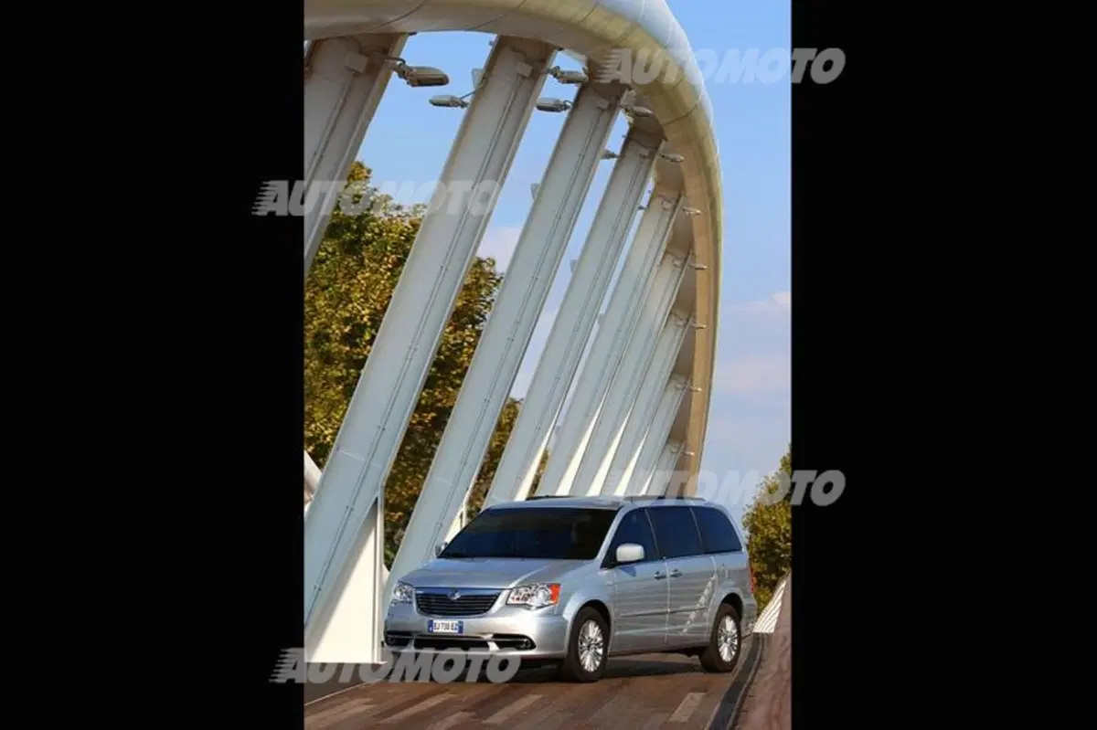 Lancia Voyager 2.8 L diesel 177 CV (33)