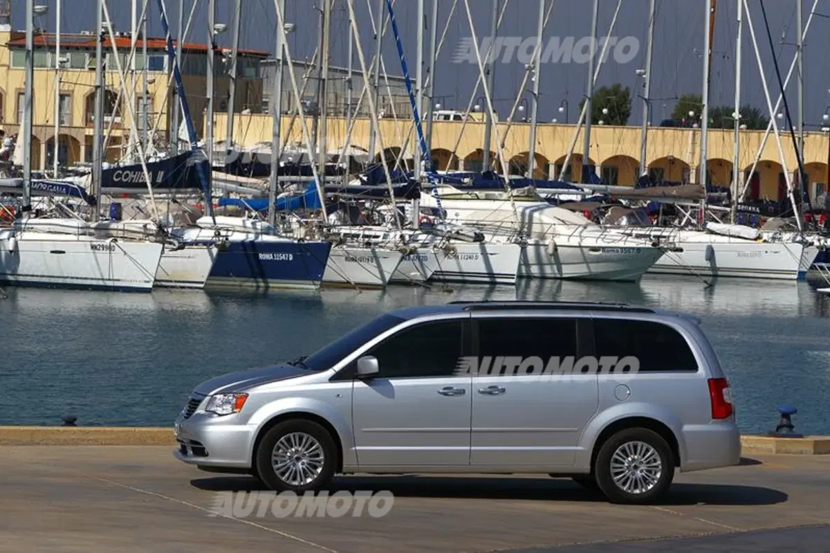 Lancia Voyager 2.8 L diesel 177 CV (34)