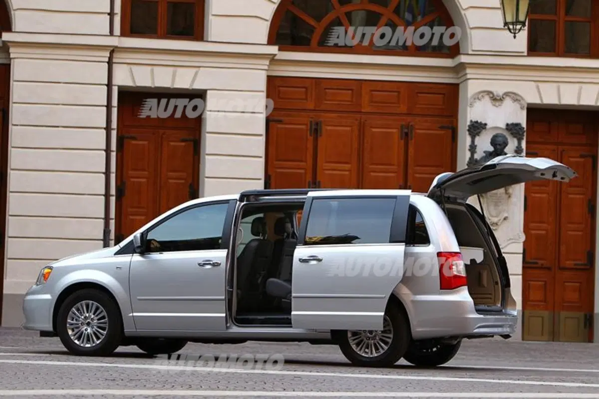 Lancia Voyager 2.8 L diesel 177 CV (38)