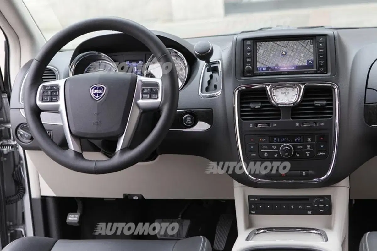Lancia Voyager 2.8 L diesel 177 CV (41)