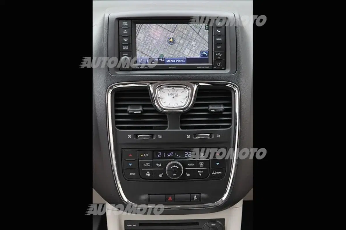 Lancia Voyager 2.8 L diesel 177 CV (43)