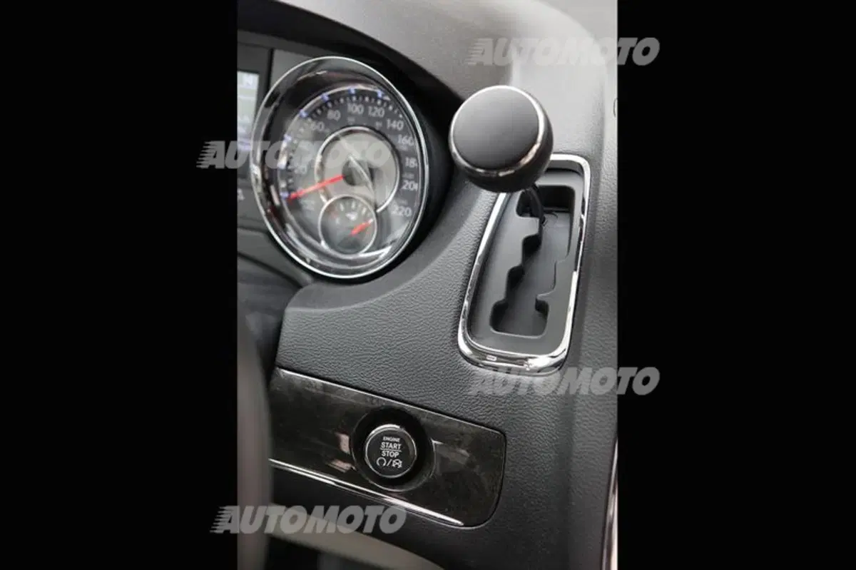 Lancia Voyager 2.8 L diesel 177 CV (44)