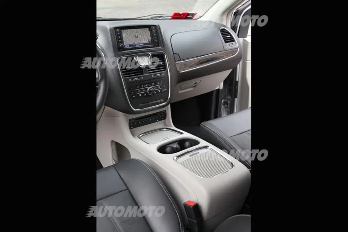 Lancia Voyager 2.8 L diesel 177 CV (45)