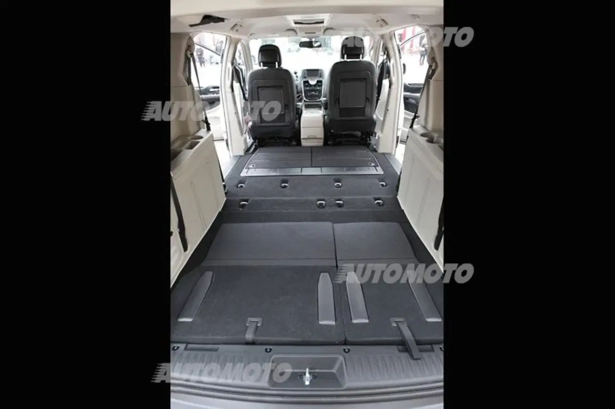 Lancia Voyager 2.8 L diesel 177 CV (52)