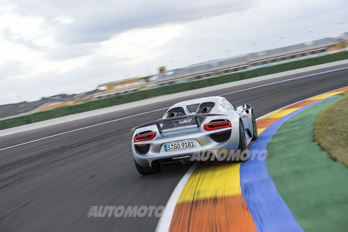 Porsche 918 Spyder: eccola in azione tra i cordoli. Che sound! (2)
