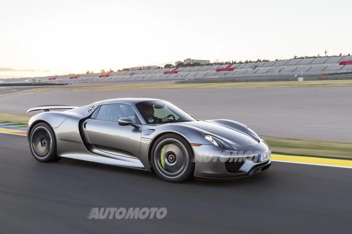 Porsche 918 Spyder: eccola in azione tra i cordoli. Che sound! (3)