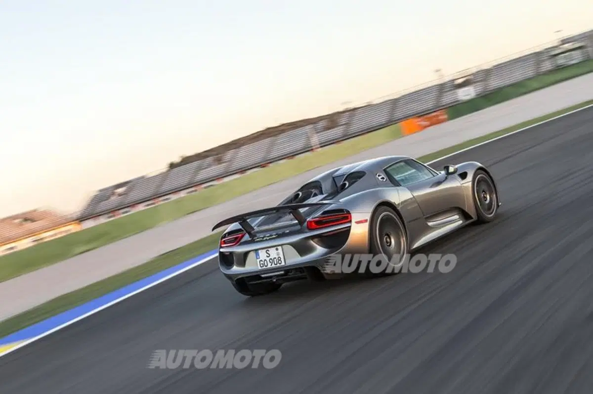 Porsche 918 Spyder: eccola in azione tra i cordoli. Che sound! (5)