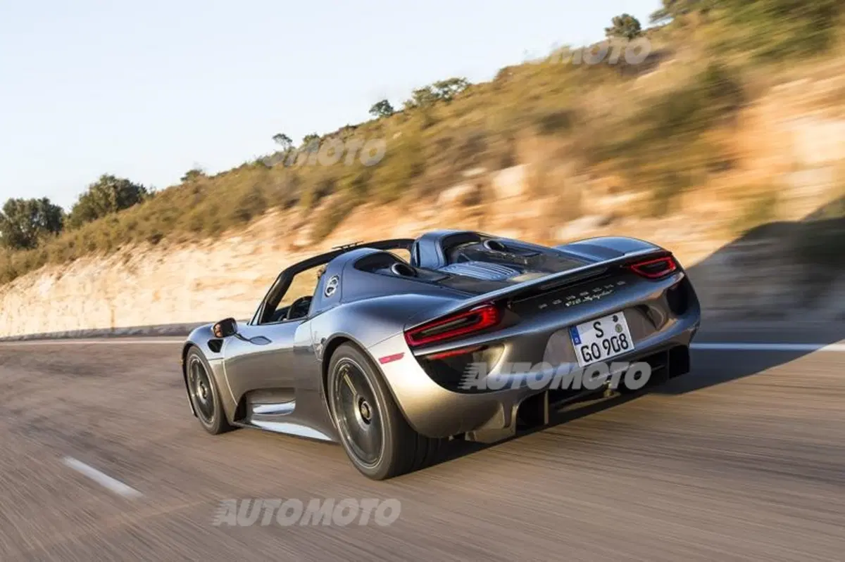 Porsche 918 Spyder: eccola in azione tra i cordoli. Che sound! (10)