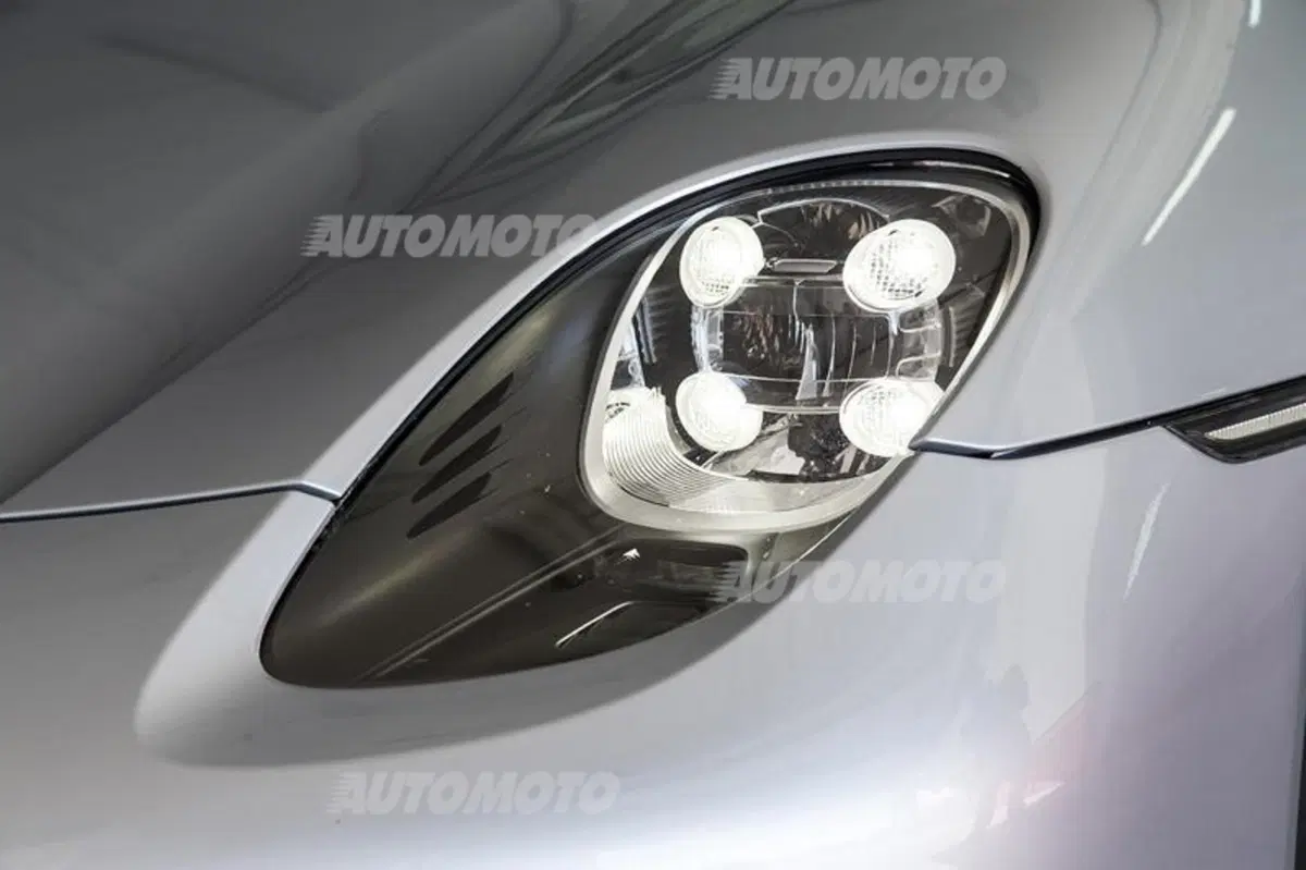 Porsche 918 Spyder: eccola in azione tra i cordoli. Che sound! (11)