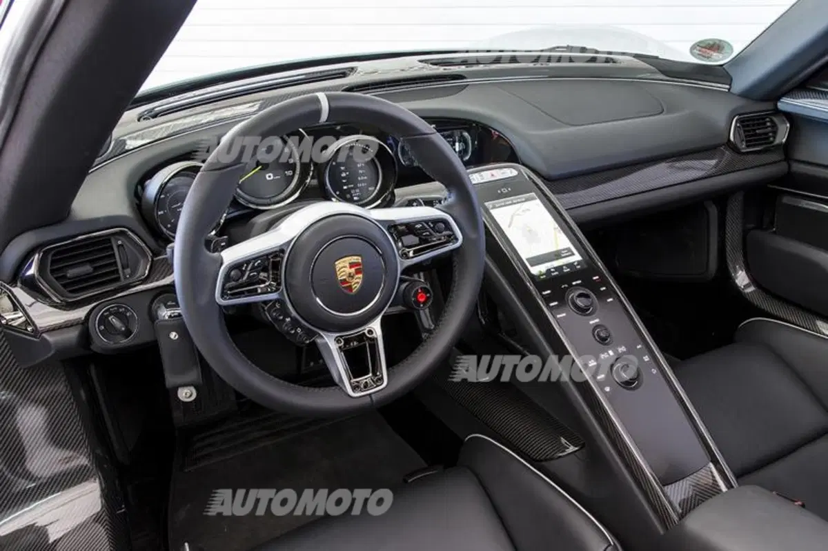 Porsche 918 Spyder: eccola in azione tra i cordoli. Che sound! (18)
