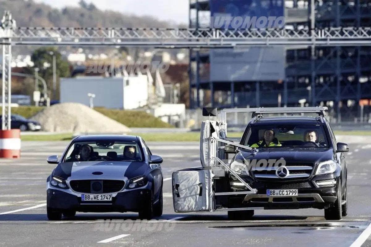 Schumacher collauda i sistemi di sicurezza della nuova Mercedes-Benz Classe C (3)