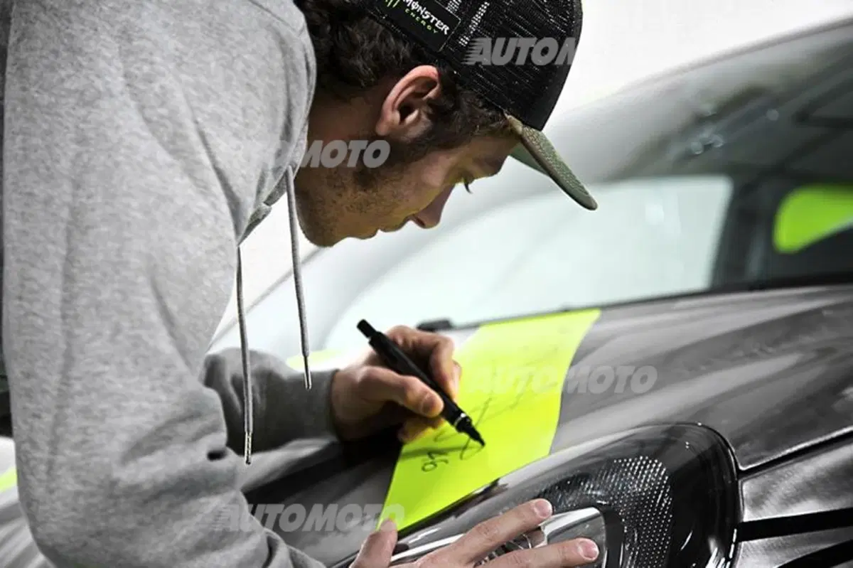 Opel Adam: al via l'asta benefica del modello personalizzato da Rossi e Drudi (3)