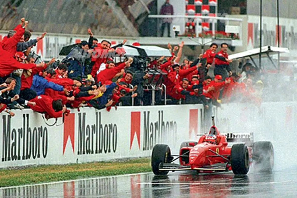 Schumacher: le 20 foto più belle delle vittorie in Ferrari