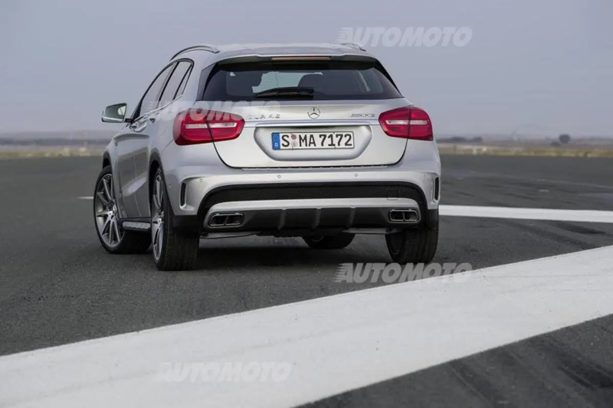 Mercedes-Benz GLA 45 AMG: foto e informazioni ufficiali (7)