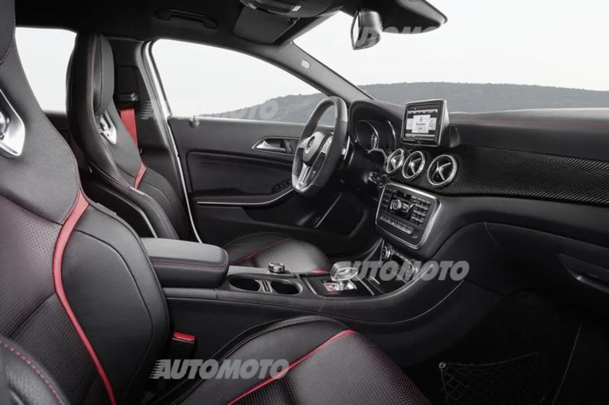 Mercedes-Benz GLA 45 AMG: foto e informazioni ufficiali (10)